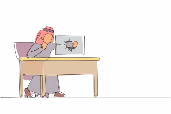 사업가들 책상에 주먹을 노트북으로 때리는 컴퓨터를 망가뜨리고 좌절감에 노동자가 스크린에 — 스톡 벡터