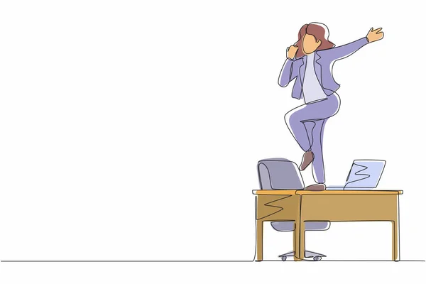 Tek Sıra Halinde Masa Üstünde Dans Eden Mutlu Bir Ofis — Stok Vektör