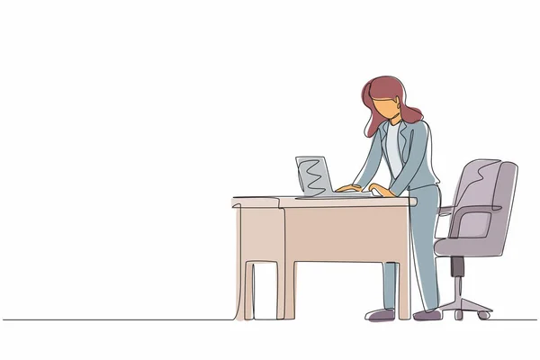 1本の連続線画の女性従業員は人間工学に基づいたワークステーションで働いています コンピュータとラップトップ付きのオフィス家具 机の後ろの足の裏に女性が立っている グラフィックデザインベクトルを描く1行 — ストックベクタ