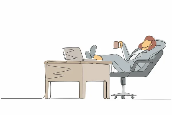 Eine Durchgehende Linie Zeichnende Geschäftsfrau Arbeitet Entspannt Schreibtisch Und Trinkt — Stockvektor