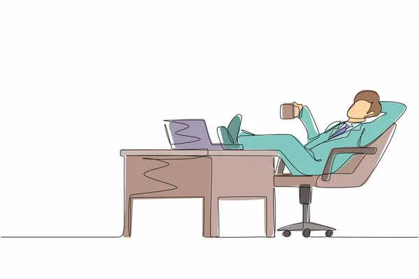 デスクでリラックスした若いビジネスマンの仕事を描き コーヒーを飲む一本のライン ラップトップコンピュータで動作する従業員の文字のフラットデザイン 連続線画ベクトル図 — ストックベクタ