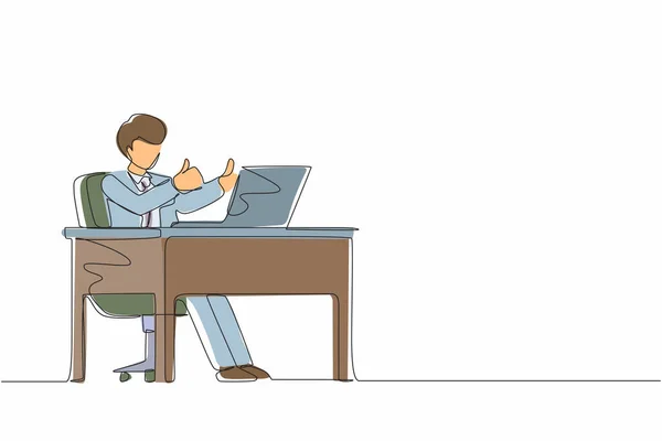 コンピュータの前でよい印を与えるビジネスマンを引く単一の連続したライン 親指のサインをしながらスーツのオペレーティングシステムの男性マネージャー 幸せな従業員の概念 1行のグラフィックデザインベクトル — ストックベクタ