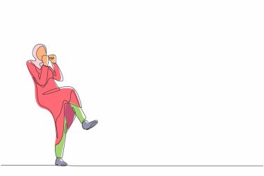 Bir satırda mutlu bir Arap iş kadını tek bacağını büker ve iki eliyle evet hareketi yapar. Ofis çalışanı şirket projesinin başarısını kutluyor. Tek çizgi çizme tasarım vektörü