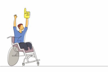 Tek sıra halinde tekerlekli sandalyedeki mutlu engelli genç adam futbol takımının kazanmasını kutluyor. Futbol taraftarı tekerlekli sandalye kullanıcısı. Oyun şampiyonluğu. Devamlı çizgi tasarım grafik vektörü