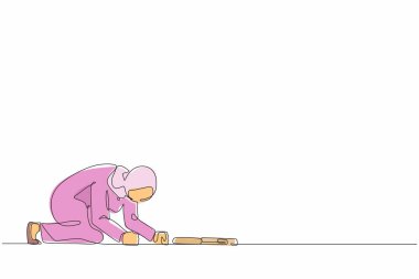 Çaresizlik içinde yerde sürünen çantalı, depresif Arap bir iş kadını çiziyor. Hayal kırıklığına uğramış ofis çalışanı zihinsel sağlık sorunları. Bir çizgi grafik tasarım vektör çizimi