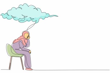 Tek sıra, yağmur bulutu altında sandalyede oturan Arap iş kadınını çiziyor. Ekonomik krizi düşünen endişeli bir kadın, başarısız bir iş. Aralıksız çizgi çizimi tasarım grafik vektör çizimi