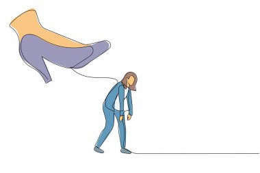 Sürekli bir çizgi, stresli bir iş kadınının, yüksek topuklu ayakkabılarla evden kovulmasına neden oluyor. Üzgün kadın çalışan kovuldu ve kovuldu. Tek çizgi çizimi tasarım vektörü grafik çizimi