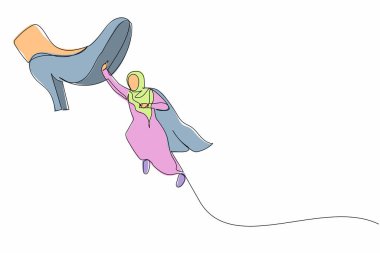 Devamlı bir çizgi halinde, kahraman pelerinleriyle uçan cesur Arap iş kadını dev ayakkabılara basıyor. Kadın yönetici dev ayak basamaklarına doğru uçuyor. Tek çizgi tasarım vektör grafik çizimi