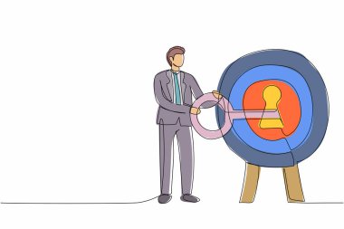 Tek sıra halinde iş adamını çekiyor. Hedefe büyük bir anahtar yerleştiriyor. İş başarısının kilidini aç. Kariyer mi, hedef başarı mı? İşinde başarılı olmanın sırrı. Bir çizgi tasarımı vektör illüstrasyonu