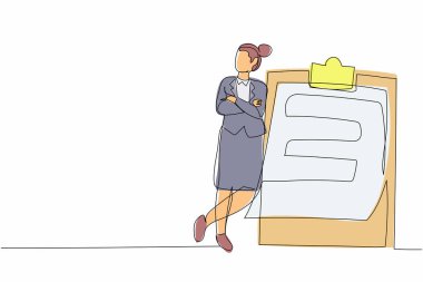 Tek sıra halinde duran gevşek iş kadını panoya yaslanıyor. Kontrol listesi başarıyla tamamlandı. Hedef başarı planlama programı. Bir çizgi çizimi tasarım vektörü illüstrasyonu