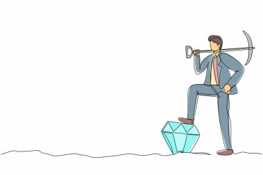 Tek sıra halinde, kazmayı omuzunda tutan ve büyük elması tekmeleyen bir işadamı. Başarılı iş başarısı keşif konsepti. Aralıksız çizgi çizimi tasarım grafik vektör çizimi