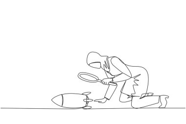 Elinde büyüteçle roketlere bakan Arap iş kadını çizimleri. Yeni bir iş kurma detaylarını analiz et. Yeni bir çağın başlangıcı. Tek çizgi çizme tasarım vektörü