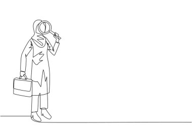 Tek sıra halinde duran Arap iş kadını elinde büyüteç diğerinde ise evrak çantası tutuyordu. İstismar edilebilecek en küçük kar fırsatlarını arayın. Bir çizgi vektörü