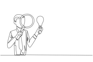 Genç iş adamının çizdiği tek sıra elinde tuttuğu ampulü büyüteçle inceliyor. Mevcut fikirleri analiz edin ve onları yeni iş ihtiyaçları için seçin. Devamlı çizgi tasarımı grafik çizimi