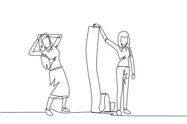 Şok olmuş iş kadınının sürekli bir çizimi iş ortağı tarafından tasarıyı gösteriyor. Birçok fatura şu anda ödenmek üzere teslim tarihine girdi. Tek çizgi çizimi tasarım vektör çizimi