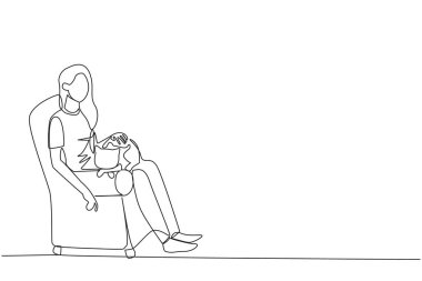 Devamlı olarak, kanepede oturup kediyi kucaklayan ve onu kalçalarına koyan güzel bir kadının çizimi. Hayvan severler, özellikle de kedi, uyuyana kadar evcilleştir. Tek çizgi çizme tasarım vektörü