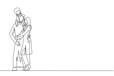 Genç ve güzel bir Arap kadının çizdiği tek çizgi güzel kızlarını omuzlarında tutan yakışıklı kocasına sarılıyor. Sevgi. Mutlu Arap aile kavramı. Devamlı çizgi tasarımı grafiği