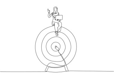 Elinde dizüstü bilgisayarla dev ok hedef tahtasında oturan Arap iş kadınının tek satır çizimi. Davetiyeler iş raporları hedeflerine odaklanıyor. Devamlı çizgi tasarımı grafiği