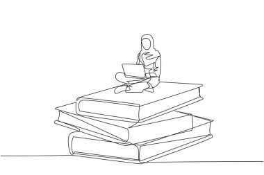 Devamlı tek sıra halinde dizüstü bilgisayarda giyilen dev kitap yığınının üzerinde oturan Arap iş kadını çiziyor. İnternetten ders çalış. Okuyorum. Edebiyat. İş eğitimi konsepti. Bir satır tasarımı