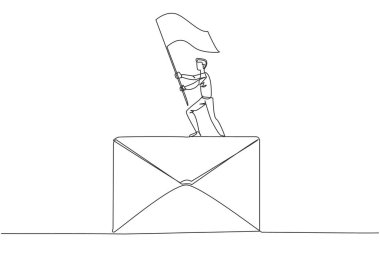 Devasa e-posta ikonu bayrağının üzerinde duran genç işadamının kesintisiz tek çizgi çizimi. Şirket için çok karlı bir işbirliği teklifi e-postası aldım. Bir satır tasarımı illüstrasyonu