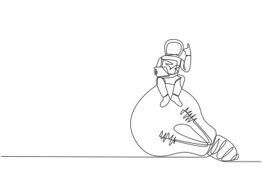 Devamlı bir çizgi halinde dizüstü bilgisayar tutan dev ampulün üzerinde oturan genç astronot bir elini kaldırsın. Bir jestin keşif için en son parlak fikri vardır. Tek çizgi çizme vektör illüstrasyonu
