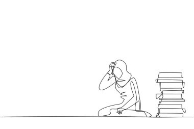 Bir sürü iş dosyasının yanında oturan Arap iş kadınını çizen tek sıra. Çok fazla iş streslidir. İşi ertelemek işi ihmal ettirir. Yorgunum. Bir çizgi tasarımı vektör illüstrasyonu