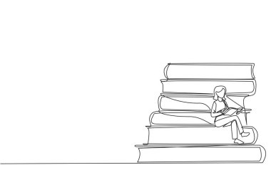 Bir kitap yığınının üzerinde oturmuş kitap okuyan mutlu bir kadın çiziyor. Okumaya büyük ilgisi var. Düşünce ufkunu açıyor. Kitap festivali konsepti. Bir çizgi tasarımı vektör illüstrasyonu