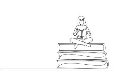 Tek sıra halinde büyük kitap yığınlarının üzerinde bacak bacak bacak üstüne atmış bir kadın çiziyor. Çizgi roman. Ders kitabı okuyorum. Bilimsel dergi oku. İçgörü artışı okuyorum. Bir çizgi tasarımı vektör illüstrasyonu