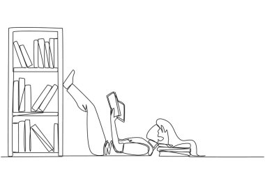 Sırtüstü uzanmış, kitaplığın yanında masal kitapları okuyan bir kadın çiziyor. Hikayenin tadını çıkarmak için yavaşça oku. Hobi okuma. Çok iyi bir alışkanlık. Tek çizgi çizimi tasarım vektör çizimi