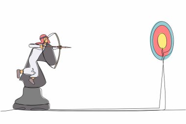 Tek sıra halinde, okçuluğu elinde tutan ve satranç taşını sürerken hedefi hedefleyen Arap işadamını çekiyor. Stratejik rekabet. Başarı işçisi. Bir çizgi tasarımı vektör illüstrasyonu