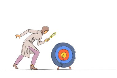Genç Arap iş kadınının çizdiği tek çizgi hedef ok tahtasına büyüteç tutuyor. İş kadını, büyüyen işlere odaklanmanın yollarını arıyor. Aralıksız çizgi grafik çizimi
