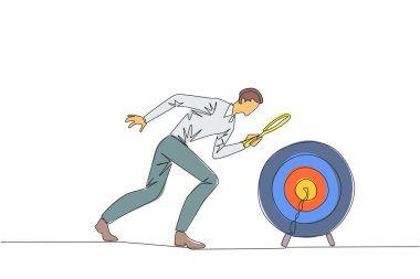 Tek sıra halinde iş adamı elinde büyüteçle hedef tahtasını vurguluyor. İşlerini büyütmenin yollarını arayan girişimciler. Bir çizgi tasarımı vektör illüstrasyonu