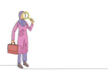 Tek sıra halinde duran Arap iş kadını elinde büyüteç diğerinde ise evrak çantası tutuyordu. İstismar edilebilecek en küçük kar fırsatlarını arayın. Bir çizgi vektörü