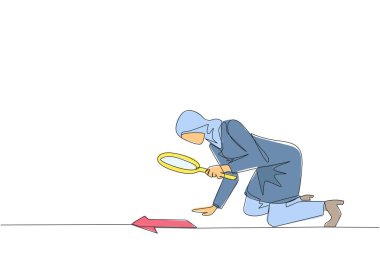 Arap iş kadınının çizdiği tek çizgi aşağı baktı oklara büyüteçle baktı. Yönü kontrol et, ya büyüyen bir işe doğru ya da iş kaybına yol açıyor. Devamlı çizgi tasarımı grafiği