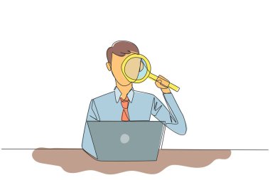 İş adamının aralıksız çizdiği tek çizgi elinde büyüteçle dizüstü bilgisayarın önünde yazı yazmak. Modern işler şu anda her yerde ve her zaman yapılabilir. Bir çizgi vektör illüstrasyonu