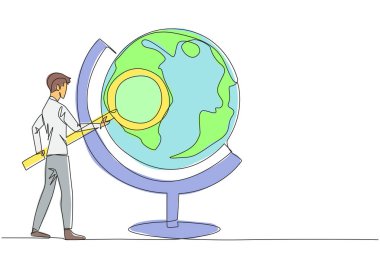 Genç işadamının elinde büyüteçle durduğu tek sıra dünyayı teftiş etti. Yeni girişimler yaratmak ve geliştirmek için iyi bir bölge oluşturun. Bir çizgi tasarımı vektör illüstrasyonu