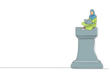 Dizüstü bilgisayarla satranç oynarken dev bir kale parçasının üzerinde oturan Arap bir iş kadını çiziyor. İnternette satranç oynuyorum. İş dünyasının zaferinin metaforu. Devamlı çizgi tasarımı