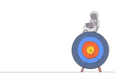 Devamlı tek satır halinde dev ok tahtasında oturan genç astronot dizüstü bilgisayarını çiziyor. Keşif gezilerinin birinci derece hasarla ilgili sorunları var. Tek çizgi çizme vektör illüstrasyonu