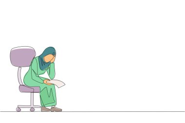 Hüzünlü Arap iş kadınını sandalyeye oturtan tek sıra. Düşünceli bir şekilde fatura kağıdı tutuyor. Büyük miktarda kazanç, iş çökecek. Bir çizgi tasarımı vektör illüstrasyonu