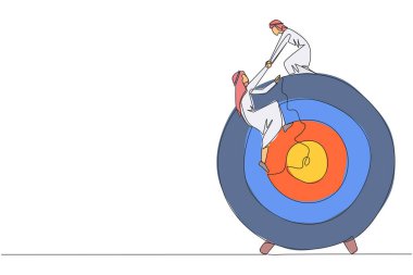 Sürekli çizilen bir çizgi, Arap iş adamının ok tahtası hedefine tırmanmasına yardımcı oluyor. Metaforlar görevleri tek seferde tamamlamaya odaklanmaya yardımcı olur. Birlikte. Tek çizgi çizimi tasarım vektör çizimi