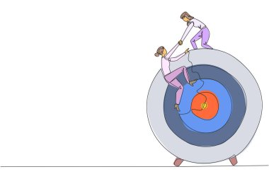 İş kadını çizen tek çizgi, iş arkadaşının ok tahtası hedefine tırmanmasına yardımcı olur. Metaforlar görevleri tek seferde tamamlamaya odaklanmaya yardımcı olur. Birlikte başarı. Devamlı çizgi tasarımı grafik çizimi