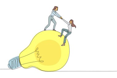 Tek sıra halinde iş kadını çizmek iş arkadaşının büyük ampulü tırmanmasına yardımcı oluyor. Fikirlerle ilgili metaforlar. En parlak fikirlere ulaşmak için beyin fırtınası. Bir çizgi tasarımı vektör illüstrasyonu