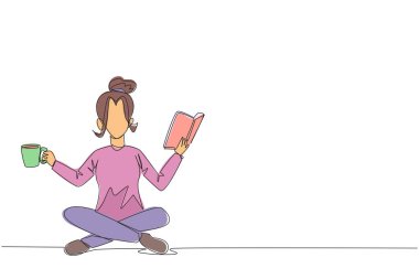 Tek sıra halinde oturup kitap okuyan zeki bir kadın çiziyor. Okumayı daha ilginç hale getirmek için bir kupa kahveyle birlikte. - Bilgi. Sakinlik. Bir çizgi tasarımı vektör illüstrasyonu