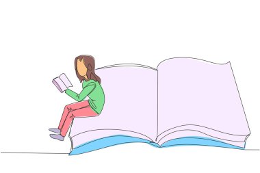 Tek sıra halinde, açık bir kitabın kenarında oturan ciddi bir kadını çiziyor. Sınav zamanı gelmeden çalış. Ders kitaplarını dikkatle oku. Okumak eğlencelidir. Bir çizgi tasarımı vektör illüstrasyonu