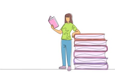 Devamlı bir satırda ayakta durup kitap okuyan bir kadını çizerken aynı zamanda bir yığın büyük kitaba yaslanıyor. Herhangi bir yerde okuma hobisi. Kitap okurken çok mutlu. Tek çizgi çizimi tasarım vektör çizimi