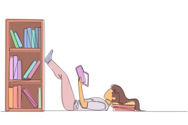 Sırtüstü uzanmış, kitaplığın yanında masal kitapları okuyan bir kadın çiziyor. Hikayenin tadını çıkarmak için yavaşça oku. Hobi okuma. Çok iyi bir alışkanlık. Tek çizgi çizimi tasarım vektör çizimi