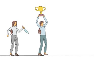 Tek sıra halinde ayakta duran iş kadını kupasını kaldırıyor. İş arkadaşları sırtından bıçaklamaya hazırlanıyor. Sağlıksız iş rekabeti. Hain. Bir çizgi tasarımı vektör illüstrasyonu