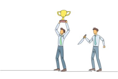 Devamlı bir çizgi halinde işadamı ayakta kupa kaldırıyor. İş arkadaşları sırtından bıçaklamaya hazırlanıyor. Sağlıksız iş rekabeti. Hain. Tek çizgi çizimi tasarım vektör çizimi