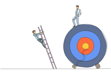 Tek sıra halinde duran iş adamı, hedef tahtaya merdivenle tırmanan meslektaşını tekmeliyor. İş yok edicilerden kurtulma metaforu. Bir çizgi tasarımı vektör illüstrasyonu