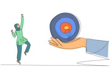 Aralıksız bir çizgi, okun hedef tahtasını dev bir elden almak için heyecanlı bir Arap iş kadını çiziyor. Odaklan ve birden fazla hedefi tamamla. - Başarı. Tek çizgi çizimi tasarım vektör çizimi